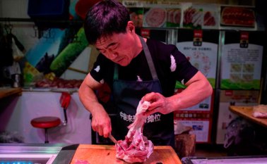 Las medidas de prevención son difíciles de aplicar para pequeños vendedores y criadores de la zona rural en China, mientras la industria tiene controles más estrictos. AFP