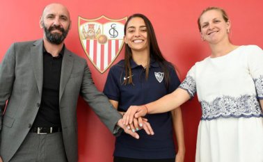 Isabella Echeverri es nueva jugadora del Sevilla de España. La colombiana dijo estar feliz por abrir el camino para otras deportistas. @SevillaFC_Fem