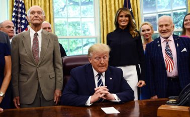 El presidente trump recibió ayer en el Despacho Oval de la Casa Blanca a los astronautas Buzz Aldrin y Michael Collins, y a los hijos de Neil Armstrong, los ocupantes del Apolo que hoy hace 50 años se posaron sobre la superficie de la Luna. AFP