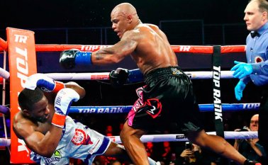 El boxeador colombiano Óscar Rivas, en la pelea que le dio el título internacional de la división semi pesado.  Colprensa