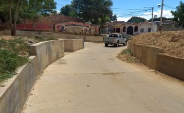 Así luce ahora la calle-canal alrededor de la cancha de fútbol de Barrio Nuevo. Antes era un lodazal. La Opinión
