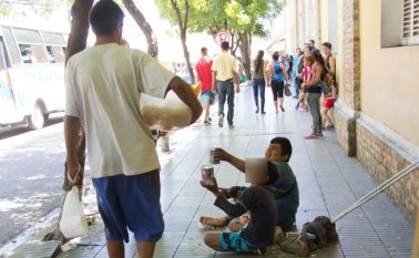 Óscar Sandoval Blanco, secretario de Bienestar Social, dijo que el tema de la mendicidad es una situación que preocupa a todo el estamento municipal y que en los últimos años se ha ido incrementando. Alfredo Estévez/La Opinión