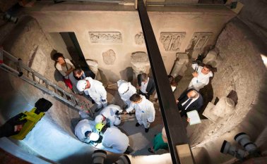 Los especialistas abrieron los dos osarios descubiertos en un sótano del Cementerio Teutónico de la Santa Sede. Del lugar se extrajeron osamentas de distintos tamaños que pertenecían a niños y adultos.
AFP