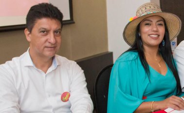 Juan Carlos Rosas, quien estaba recogiendo firmas para avalar su aspiración a la Alcaldía, recibió ayer el aval de la presidenta del MAIS, Martha Peralta. Alfredo Estévez