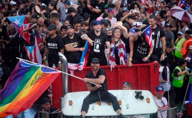 La procesión fue encabezada por Martin que ondeaba una bandera del orgullo gay. AFP