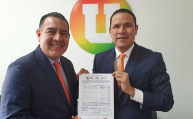 El representante a la Cámara por la U, Wilmer Carrillo, le entregó ayer el coaval de esa colectividad al candidato Jorge Acevedo. Cortesía