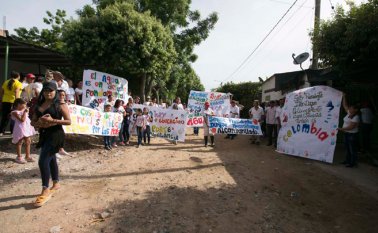 La comunidad de Buena Esperanza salió ayer a las calles a protestar para que la alcaldía ofrezca una solución definitiva a la ausencia de agua potable en los hogares. Juan Pablo Cohen