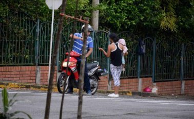 100 mil pesos, en promedio, es lo que recaudan quienes usan niños para mendigar, según dicha denuncia. Miguel Vergel / Vanguardia