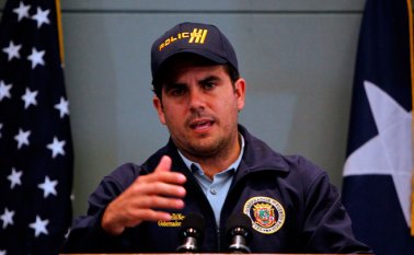 "Hoy les anuncio que estaré renunciando al puesto del gobernador efectivo el viernes 2 de agosto a las 5 de la tarde", dijo el gobernador. AFP