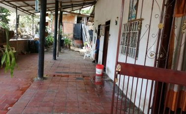 La casa colinda, por la parte trasera, con un canal de riego por donde, al parecer, entraron dos delincuentes armados. Cristian Herrera