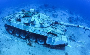 Las piezas fueron colocadas a lo largo de los arrecifes de coral, imitando una formación táctica de combate. AFP