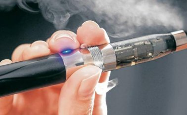 Aunque el número de fumadores en el mundo ha disminuido ligeramente desde 2007, sigue siendo muy alto, de unos 1.400 millones, la gran mayoría de ellos hombres. Archivo