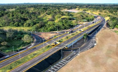 Este es el intercambiador de Caño Alegre, obra que hace parte del proyecto Ruta del Sol II, cuya concesionaria acaba de liquidar el gobierno, con una inmensa deuda que los organismos de control señalan que no deben pagar los colombianos. Colprensa