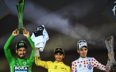 Peter Sagan (Iz) fue el mejor Velocista, Egan Bernal  (centro) fue el ganador y el mejor joven y, Romain Bardet  (der) fue el mejor escalador de la competencia.
 Archivo