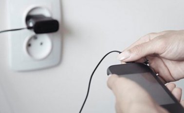 Cargador de celular. Colprensa