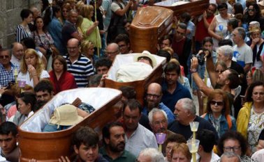 Algunos llevan el rostro oculto por un abanico o un sombrero, para protegerse de las cámaras...y del inclemente calor. AFP