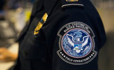 La Oficina de Aduanas y Protección Fronteriza (CBP en inglés) informó que la llamada de un ciudadano el viernes pasado permitió arrestar a la mujer en Oakfield. Tomada de Twitter @CBPRGV