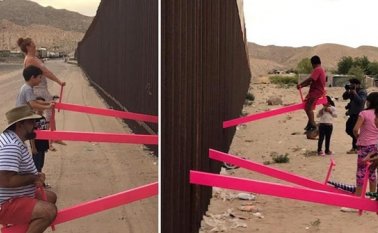 Sube y bajas instalados en el muro que separa a México de Estados Unidos. AFP