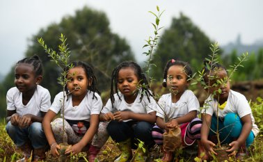 Se unieron voluntarios de todas las edades. AFP