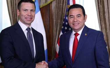 El secretario interino de Seguridad Nacional estadounidense, Kevin McAleenan (izquierda), saluda al presidente guatemalteco Jimmy Morales en el Palacio de la Cultura, en Guatemala AFP