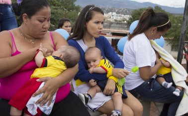 Entre las mujeres que amamantan disminuye el riesgo de cáncer de mama y de ovarios, así como de obesidad y diabetes. Archivo