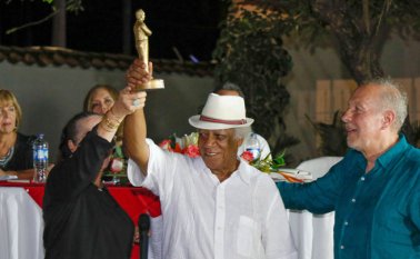 En 2018, Cicerón Floréz Moya se alzó con el Premio “Eustorgio Colmenares Baptista”, como un reconocimiento a toda una vida dedicada al periodismo en Norte de Santander desde el diario La Opinión. Lo acompaña Elker Buitrago. Archivo