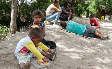 Todos los niños que permanecen en este lugar no han logrado ser inscritos en algún colegio, por eso pasan todo el día en la toma. Mario Franco
