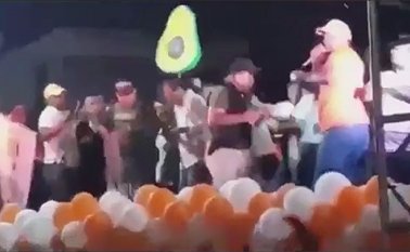 El senador Gustavo Petro escribió en su cuenta de Twiiter: “en medio de una caluroso recibimiento, un grupo pagado por el clan Cotes, aliado al clan Gnecco, trató violentamente de sabotear la manifestación de Colombia Humana”. Captura de video