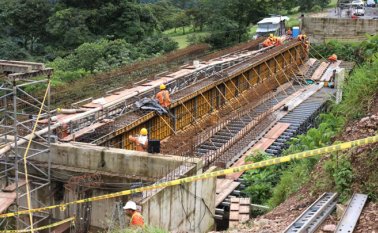 "No queremos caer en especulaciones, pero creemos que para la próxima semana ya tengamos todo el material removido", señaló Manuel Felipe Gutiérrez, viceministro de Infraestructura. Colprensa
