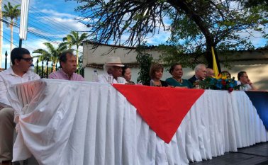 Aquí se ven entre otros Amparo Pérez, defensora de televidente de Caracol Tv y Gustavo Castro Caycedo, reconocido escritor. Cortesía