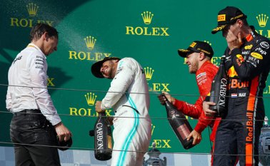 En el Mundial de pilotos, Hamilton se afianza en el liderato, pasando de una ventaja de 41 puntos a 62 sobre el segundo clasificado, su compañero en Mercedes Valtteri Bottas. AFP