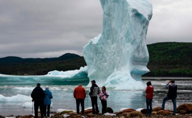 El espectáculo del deshielo de los glaciares motiva a que decenas de turistas se embarquen en esta aventura. AFP