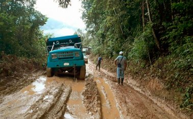 Pese a los 42 kilómetros que separan al corregimiento Las Mercedes de la vía a Sardinata, el trayecto en vehículo de servicio público o particular puede demorar unas tres horas por las pésimas condiciones de la carretera. Archivo