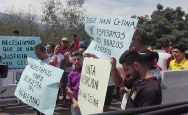 Este lunes, familiares y amigos de Cetina protestaron en el puente internacional Francisco de Paula Santander, con carteles y gritos exigieron su pronta liberación. Tomada de Twitter (Elibardo León @Patelele89)