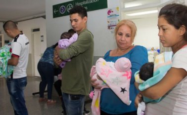 Los cerca de 24 mil menores en riesgo de apátrida hacen parte del impacto fiscal, pues muchos de ellos han recibido atención por urgencias en clínicas u hospitales, o incluso han hecho parte de los programas del ICBF. Archivo