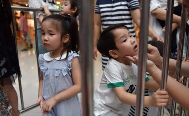 Deben desfilar, posar ante los jueces y esperar los resultados tras bambalinas. Internet