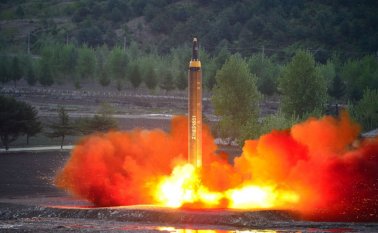 Corea del Norte lanzó cuatro pares de proyectiles en menos de dos semanas y amenazó con realizar más ensayos, en medio de temores de que está reforzando su programa de misiles.