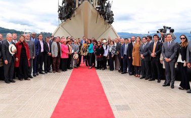 Los senadores posan para los reporteros y camarógrafos tras la sesión solemne de ayer en el Pantano de Vargas. Colprensa
