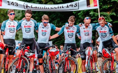 Los corredores de la Vuelta a Polonia homenajearon al joven ciclista belga Bjorg Lambrecht, fallecido el lunes en la carrera. Twitter