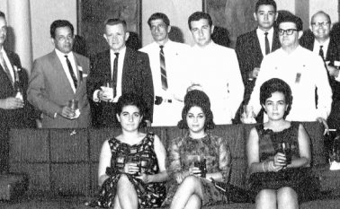 Muestra a varios empresarios del comercio y dirigentes gremiales de la ciudad en una animada reunión. La Opinión