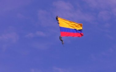 El accidente que dejó como saldo a los dos militares muertos se presentó alrededor de las 3:30 de la tarde, cuando se rompió el lazo y ellos cayeron cerca a la pista del aeropuerto Olaya Herrera a la altura de la calle 30. Colprensa