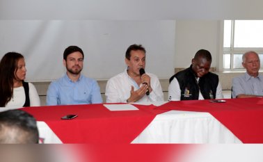 Jazmín Becerra, del equipo de campaña; Juan Miguel Ruiz, director del partido ADA en Norte de Santander; Ramiro Luna Conde, candidato a la Gobernación; Martín Carabalí, director del partido PRE en el departamento y Segundo Antonio González, director de proyectos de la campaña de Luna. César Obando