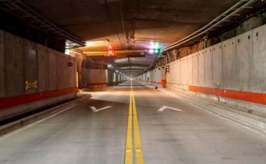 La obra fue construida por la concesión vial Túnel de Oriente, compuesta por 74 empresas, entre otras, AIA arquitectos e ingenieros asociados, El Cóndor, Topco y Estyma.  El Colombiano