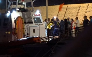 La noche del jueves a viernes, 13 migrantes tuvieron que ser evacuados de urgencia del barco por cuestiones de salud. AFP