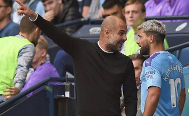 Josep Guardiola, técnico del Manchester City y Sergio Agüero  discutieron por que el entrenador lo sustituyó. AFP