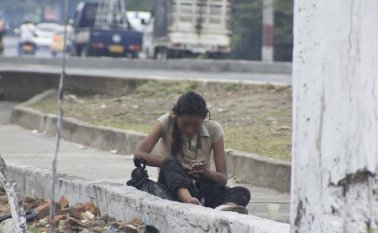 Mujeres y hombres son víctimas de los expendedores que siempre están a la caza de potenciales consumidores de heroína. Archivo