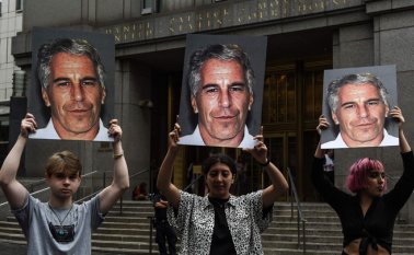 Un grupo de jóvenes muestra carteles contra Jeffrey Epstein frente al tribunal federal en la ciudad de Nueva York, en una protesta el pasado julio. AFP