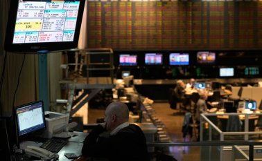 La Bolsa de Buenos Aires se derrumbó 10,45%. Las acciones de los bancos fueron las más castigadas, con pérdidas de hasta 17%. AFP