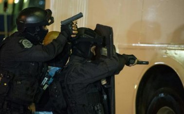 Numerosos agentes policiales rodearon el vehículo.
AFP