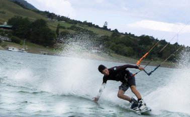El colombiano Valentín Rodríguez, figura del kitesurf en el mundo. Colprensa